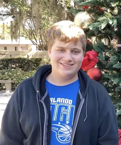 Camden Miller se ofreció como voluntario para la campaña de donación de sangre de #IluminaElMundo y OneBlood en el centro de estaca de Orlando Florida, que fue una de las múltiples ubicaciones para el evento de servicio el sábado, 4 de diciembre de 2021.
