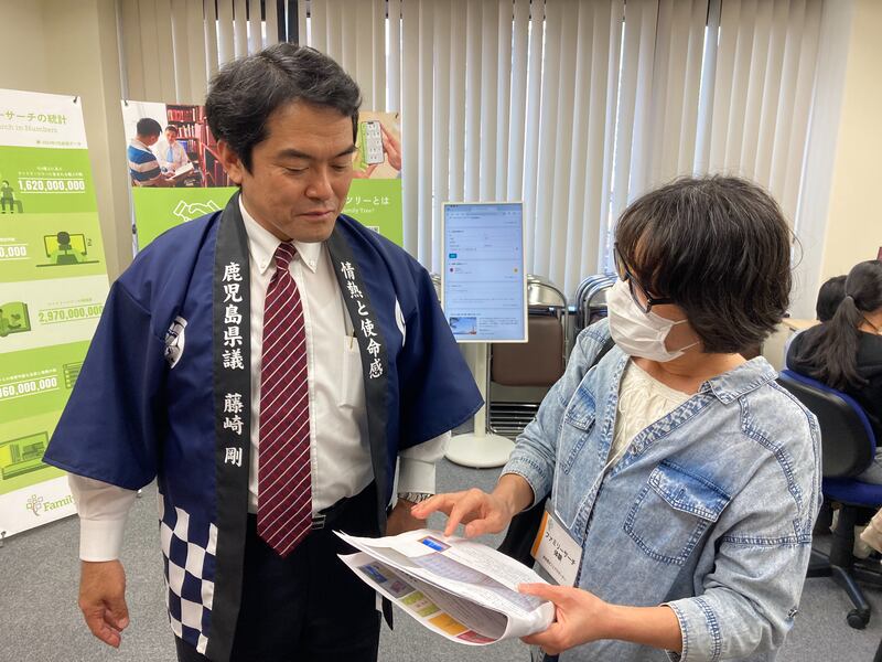 Las personas aprenden a crear cuentas de FamilySearch durante una feria de historia familiar en Kagoshima, Japón, el 23 de febrero de 2026.