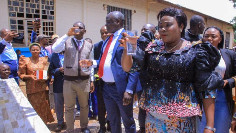 Líderes de la Iglesia y funcionarios del gobierno prueban agua fresca del nuevo pozo perforado y de la estación de agua potable que la Iglesia proporcionó en las escuelas primarias Tango Hapo 1 y 2 en Lubumbashi, República Democrática del Congo, el 6 de febrero de 2026.
