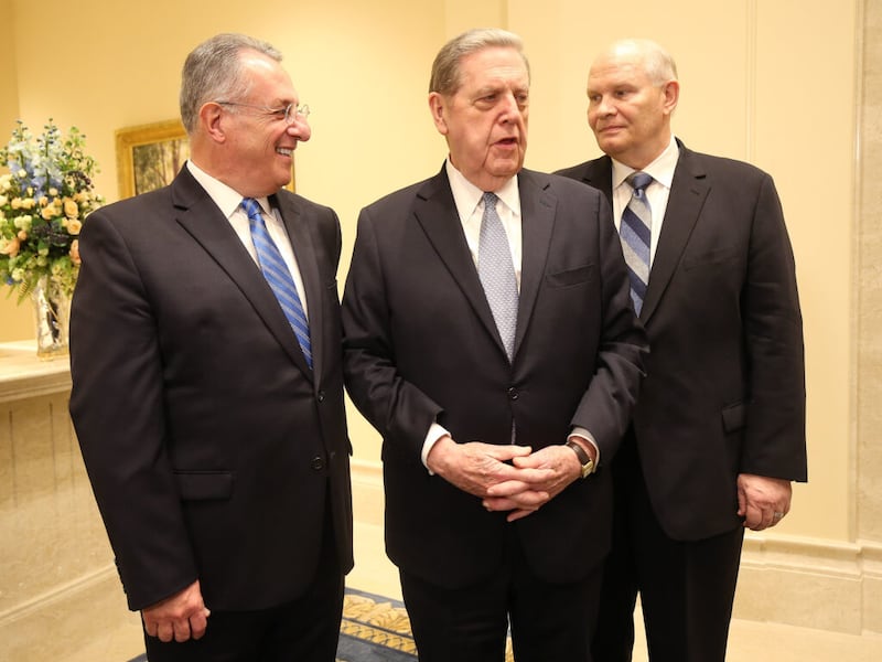 El élder Ulisses Soares, el élder Jeffrey R. Holland y el élder Dale G. Renlund, del Cuórum de los Doce Apóstoles de La Iglesia de Jesucristo de los Santos de los Últimos Días, hablan a los medios después de la dedicación del Templo de Roma, Italia, en Roma, Italia, el domingo, 10 de marzo de 2019.