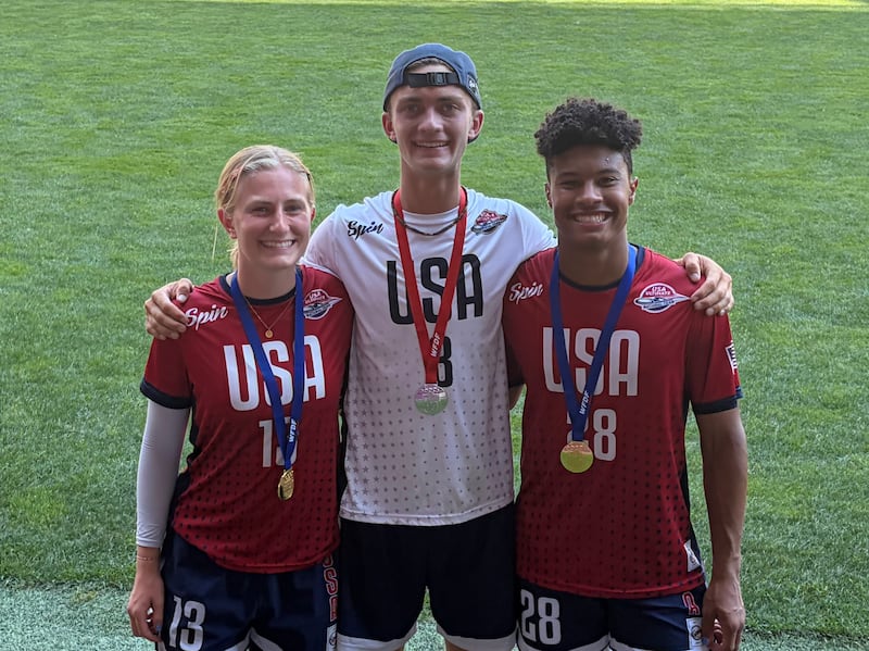 Emilee Jensen, Blake Holt y Silas Bell se toman una foto juntos después de ganar medallas con el equipo de EE. UU. en los Campeonatos Mundiales Juveniles de Ultimate en Logroño, España, el 18 de julio de 2026.