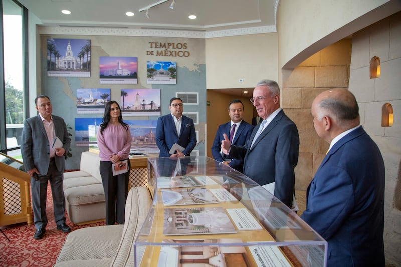 El élder Ulisses Soares del Cuórum de los Doce Apóstoles, segundo de derecha a izquierda, habla con los medios de comunicación en el Centro de Visitantes del Templo de la Ciudad de México en la Ciudad de México, México, el 27 de agosto de 2026.