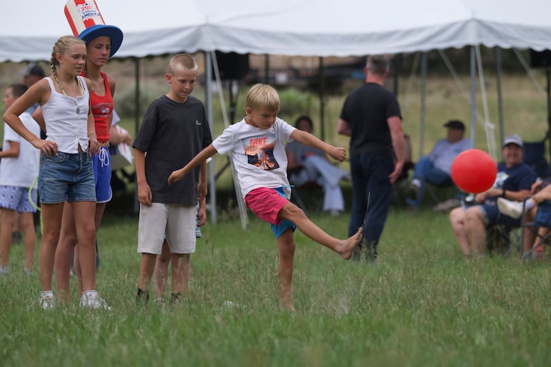 Miembros de la familia Abinadi y Hannah Seely Olsen juegan kickbol en una reunión familiar el sábado, 4 de julio de 2026, en Joe's Valley, Utah.