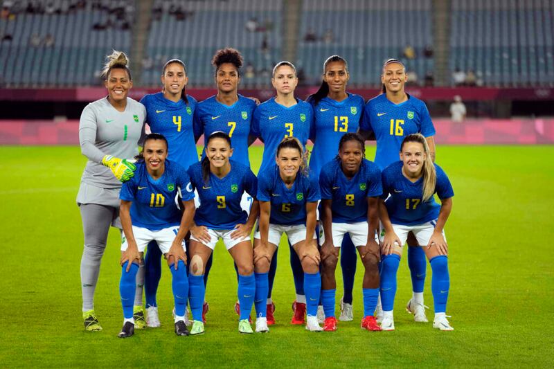 Las jugadoras de Brasil, incluyendo Bruna Benites (13), posan para una foto del equipo antes de un partido de fútbol femenino contra Holanda en los Juegos Olímpicos de Verano 2020, el sábado, 24 de julio de 2021 en Miyagi, Japón.