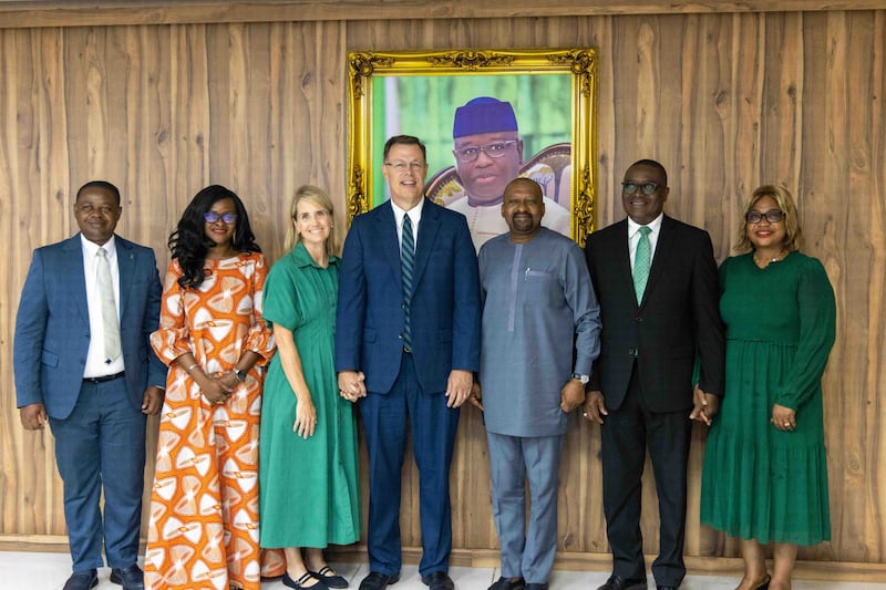 De izquierda a derecha: élder Kenneth Pambu, un Setenta de Área de Sierra Leona; Haja Ramatulai Wurie, ministra de educación técnica y superior de Sierra Leona; hermana Christine Gilbert; élder Clark G. Gilbert del Cuórum de los Doce Apóstoles; vicepresidente Mohamed Juldeh Jalloh de Sierra Leona; élder Adeyinka A. Ojediran, Setenta Autoridad General y presidente del Área África Oeste de la Iglesia, y su esposa, hermana Olufunmilayo Ojediran, posan para una foto después de su reunión en Freetown, Sierra Leona, el miércoles 26 de agosto de 2026.