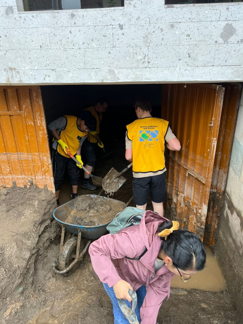 Los voluntarios de servicio de La Iglesia de Jesucristo de los Santos de los Últimos Días se reúnen para limpiar el lodo de las casas afectadas por las inundaciones en Arequipa, Perú. Los deslizamientos de lodo comenzaron después de las lluvias torrenciales del 19 de febrero de 2026.