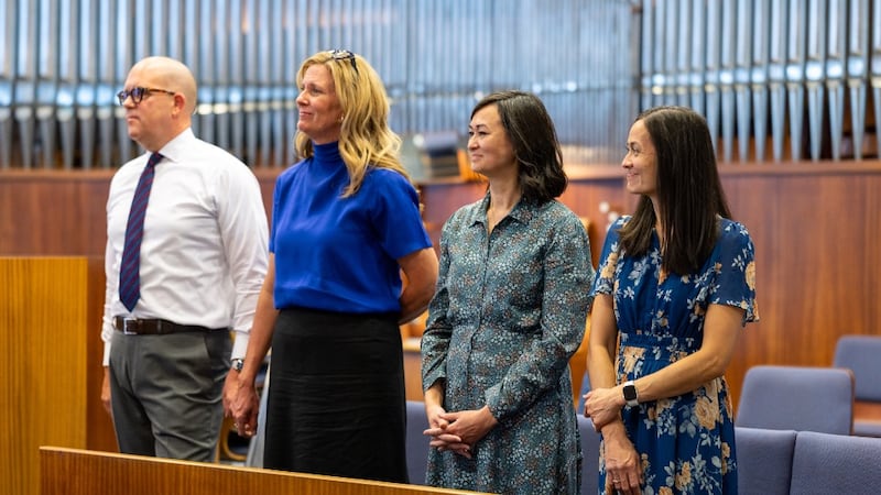 La hermana Kristin M. Yee, su hermana, Dawn Peterson, el élder James W. McConkie III y la hermana Laurel McConkie están de pie durante una reunión en Viena, Austria, el 1 de septiembre de 2026.