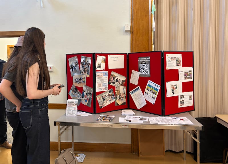Las mujeres consideran oportunidades de servicio durante un día de servicio de la Sociedad de Socorro en la Estaca de Northampton, Inglaterra, el 14 de marzo de 2026.