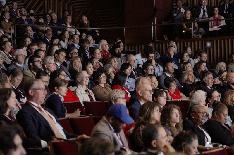 Los participantes del Foro sobre la Fe de 2026 escuchan al élder Ulisses Soares hablar en la Universidad de Nueva York el 14 de octubre de 2026.