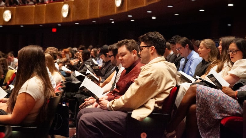 Adultos jóvenes solteros se reúnen para una devocional en el David H. Koch Theater en Lincoln Center for the Performing Arts en Nueva York el domingo, 20 de septiembre de 2026.
