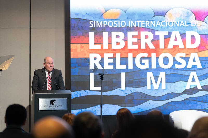 Gary B. Doxey, director asociado del Centro Internacional de BYU para Estudios de Derecho y Religión, habla en el primer Simposio Internacional sobre Libertad Religiosa en Lima, Perú, 4-5 de agosto de 2026.