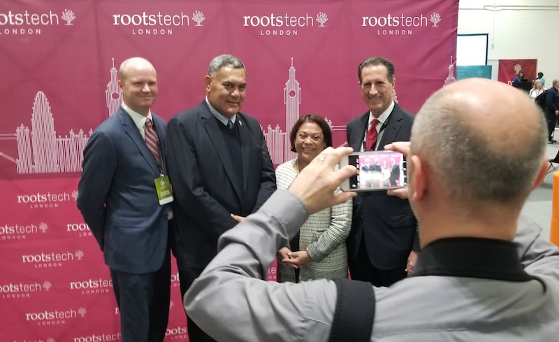 Se toma una fotografía de los invitados en la sección VIP de la sala de exposiciones de RootsTech Londres durante los recorridos para embajadores y conservadores de registros el jueves, 24 de oct. de 2019, en Londres, Gran Bretaña.