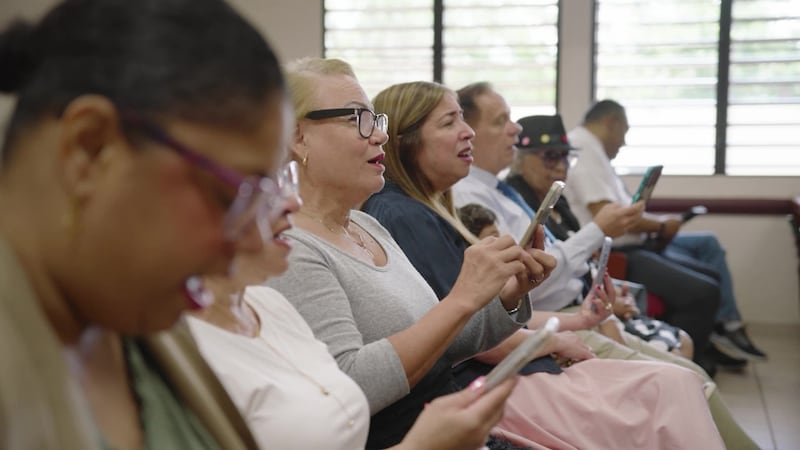 Miembros de una congregación en Puerto Rico cantan selecciones de "Himnos para el hogar y la Iglesia" durante la reunión sacramental.