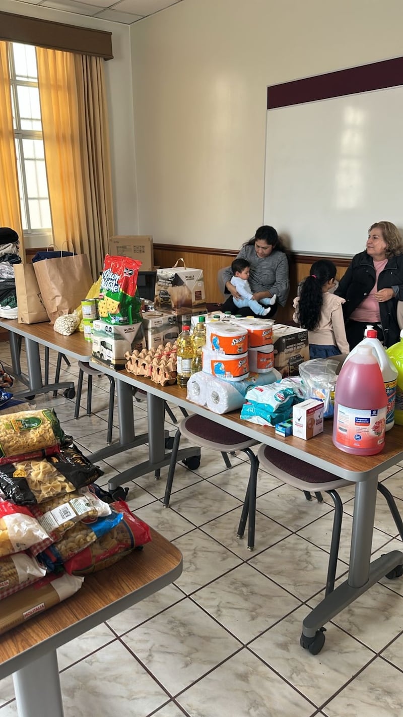 Los miembros de la presidencia de estaca Arequipa Perú Umacollo y de la Sociedad de Socorro organizan un centro de acopio para reunir y clasificar donaciones el 20 de febrero de 2026 en Arequipa, Perú.