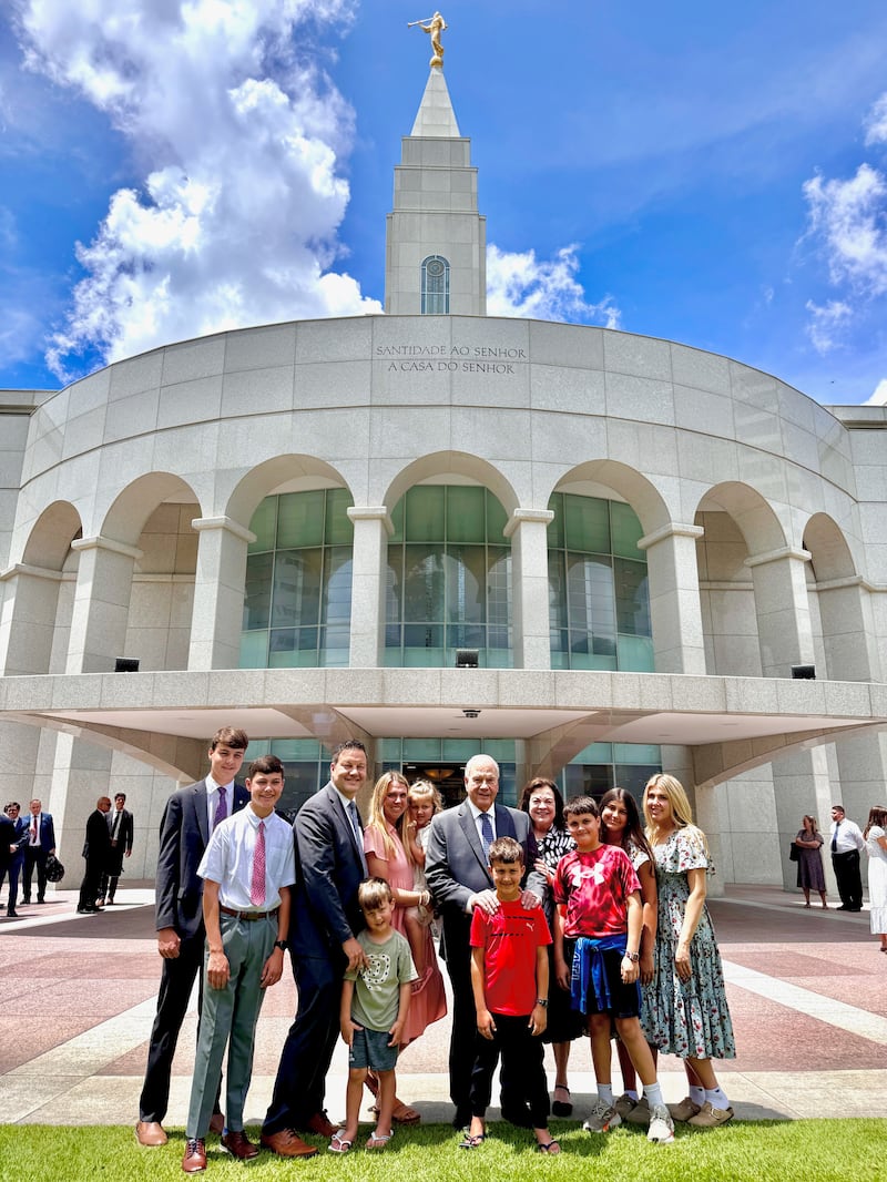 El élder Ronald A. Rasband y la hermana Melanie Rasband son fotografiados con su hijo y su familia frente al Templo de Recife, Brasil.