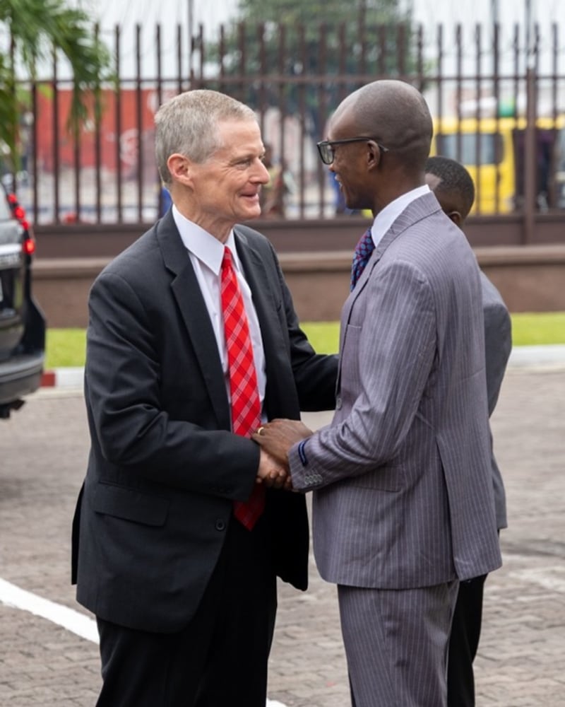 El élder David A. Bednar es recibido por Fabrice Kulenduka Mayele, presidente de la Estaca Kimbaneseke en Kinshasa, República Democrática del Congo, el domingo, 15 de marzo de 2026.