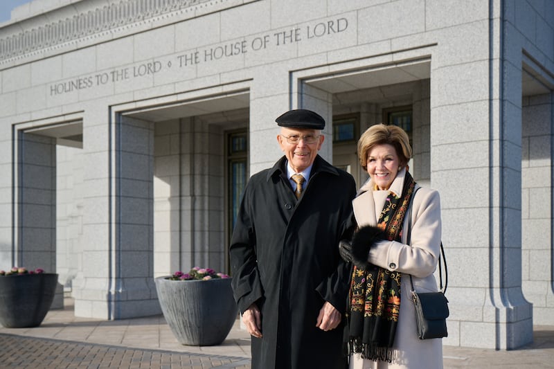 El Presidente Dallin H. Oaks y su esposa, la Hermana Kristen M. Oaks, están de pie fuera del Templo de Burley Idaho.
