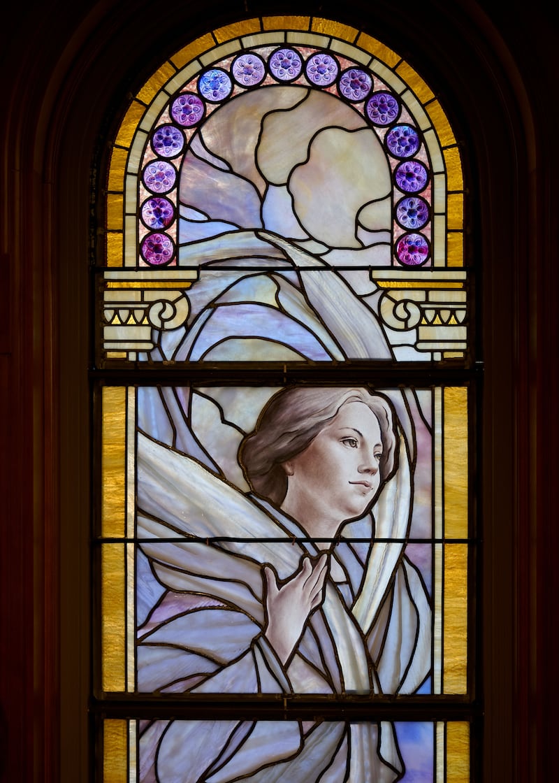 El nuevo vitral instalado adorna los edificios de la entrada norte de la Manzana del Templo en Salt Lake City el miércoles 11 de marzo de 2026.