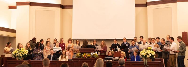 Un coro, integrado por miembros del Barrio Capitol Hill y el Barrio de Adultos Solteros Jóvenes de Eastern Market, actúa durante un evento interreligioso en el centro de reuniones de Capitol Hill en Washington, D.C., el 15 de noviembre de 2025. El evento conmemoró el décimo aniversario del centro de reuniones.