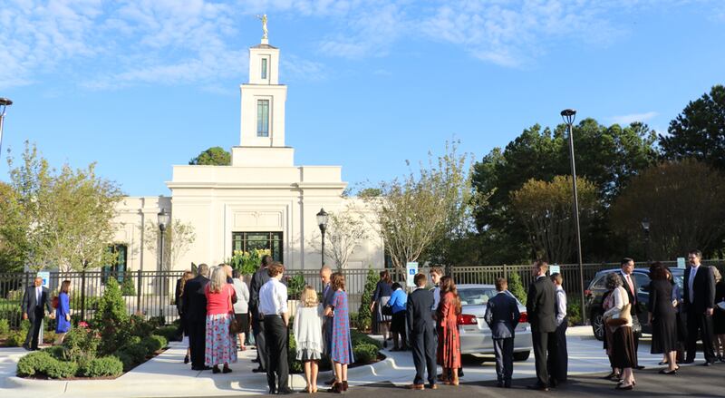 Santos de los Últimos Días esperan afuera para entrar al Templo de Raleigh, Carolina del Norte el 13 de octubre de 2019. El edificio de 20 años fue rededicado por el presidente M. Russell Ballard.