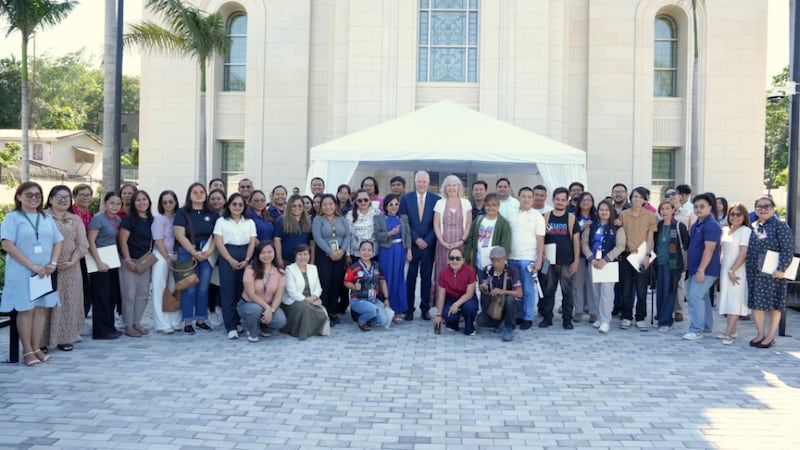 Miembros de los medios de comunicación de Mindanao, líderes de la Iglesia y voluntarios del templo posan justo después de recorrer el Templo de Dávao, Filipinas, durante su día de prensa el 23 de marzo de 2026.