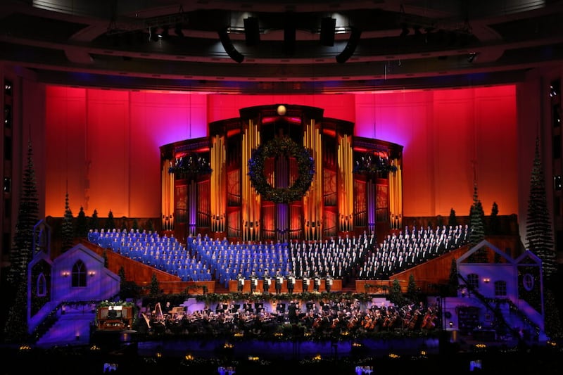 El Coro del Tabernáculo y la Orquesta de la Manzana del Templo se presentan durante un concierto de Navidad en el Centro de Conferencias en Salt Lake City el jueves, 12 de diciembre de 2019. En 2021, el coro lanzará un CD, DVD y una antología para conmemorar 20 años de conciertos de Navidad.