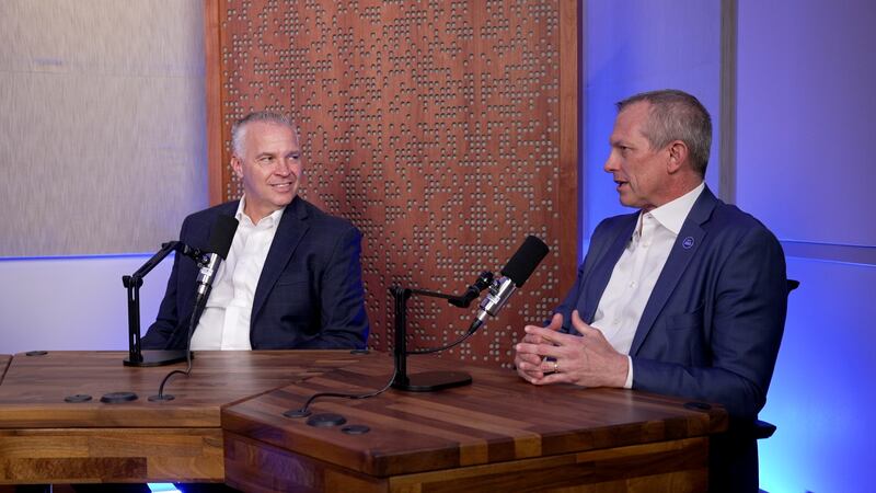 El presidente de BYU, C. Shane Reese, y el vicepresidente de Avance de BYU, Keith Vorkink, se sientan detrás de un escritorio en un estudio en el campus de Provo, Utah, para un episodio del podcast de Church News de noviembre de 2025.