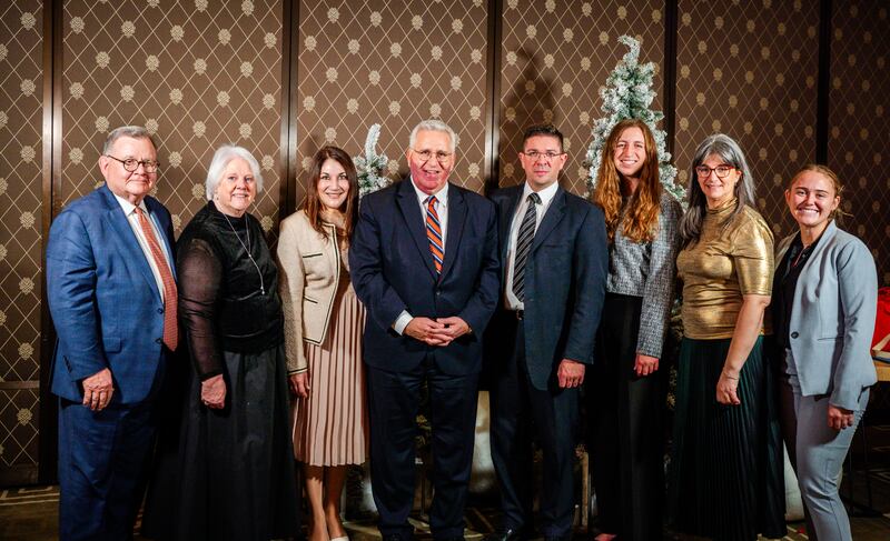 Líderes comunitarios y de la Iglesia posan para una foto en Ginebra, Suiza, en diciembre de 2025. El Élder Rubén V. Alliaud, presidente del Área Europa Central, está de pie cuarto desde la izquierda.