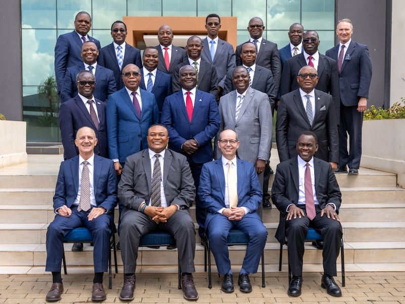 El élder Paul B. Pieper, el élder Thierry K. Mutombo, el élder Christophe G. Giraud-Carrier y el élder Edward Dube se toman una foto con 17 líderes de área en Nairobi, Kenia. 25 de abril de 2026.