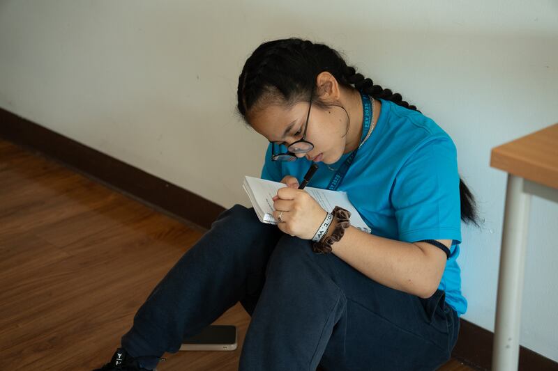 Una joven estudia durante la conferencia FSY del Área de Asia en Bangkok, Tailandia, durante el fin de semana del 31 de julio al 5 de agosto de 2025.
