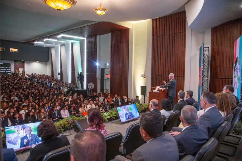 El élder Ulisses Soares del Cuórum de los Doce Apóstoles habla a los jóvenes durante una reunión devocional en el Centro de Capacitación Misional de México en la Ciudad de México, México, el 28 de agosto de 2026.