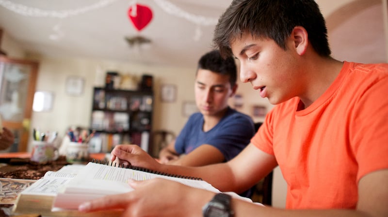 Jóvenes estudian juntos durante una clase de seminario en Ecuador.