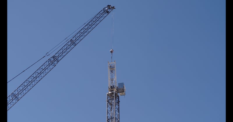 La grúa torre sur se desmonta en el sitio de construcción del Templo de Salt Lake el miércoles 18 de marzo de 2026, en Salt Lake City.