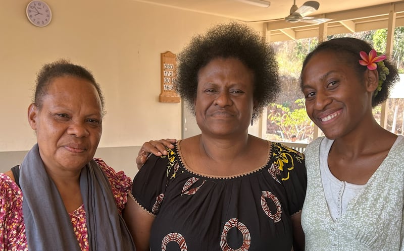 De izquierda a derecha: Betty Aputa, primera consejera de la Sociedad de Socorro de la Rama Eight Mile; Rebecca Aga, presidenta de la Sociedad de Socorro de la Rama Eight Mile; y Kitana Teukari, una nueva conversa, fotografiadas en julio de 2026.