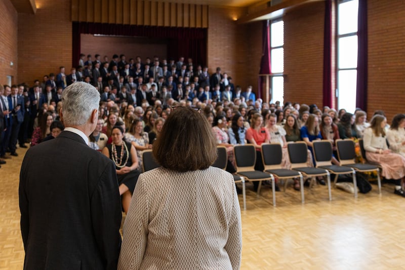 El élder Gérald Caussé, del Cuórum de los Doce Apóstoles, y su esposa, Valérie, saludan a los misioneros de la Misión Francia París en Versalles, Francia, el viernes 27 de febrero de 2026.