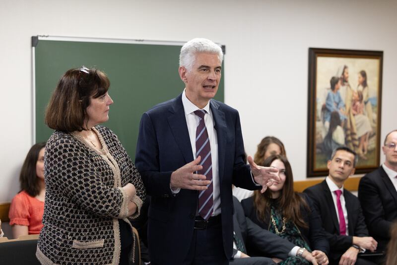 El élder Gérald Caussé, del Cuórum de los Doce Apóstoles, y su esposa, Valérie, hablan a un grupo de Santos de los Últimos Días pioneros del lado este de París, Francia, el sábado 21 de febrero de 2026.