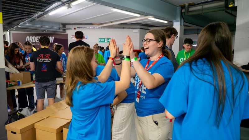 Jóvenes adultos de toda Europa se reúnen en Burnley, Inglaterra, el sábado 30 de mayo de 2026, para preparar suministros de alimentos para seis meses y armar más de 1,500 kits de higiene para tres organizaciones benéficas locales que ayudan a mujeres y niños. El proyecto formó parte de la Conferencia de Jóvenes Adultos Solteros 'Uno a Uno' celebrada del 29 al 31 de mayo de 2026.