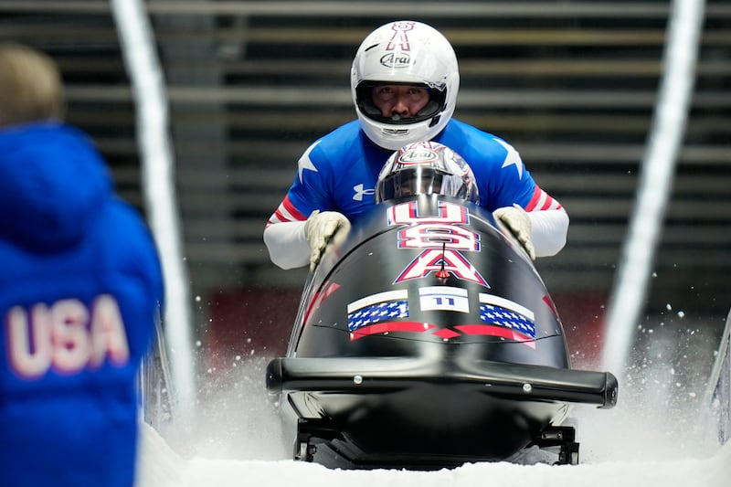 Kristopher Horn, Caleb Furnell, Hunter Powell y Carsten Vissering, de los Estados Unidos, llegan a la meta durante una carrera de bobsled de cuatro hombres en los Juegos Olímpicos de Invierno de 2026 en Cortina d'Ampezzo, Italia, el domingo 22 de febrero de 2026.
