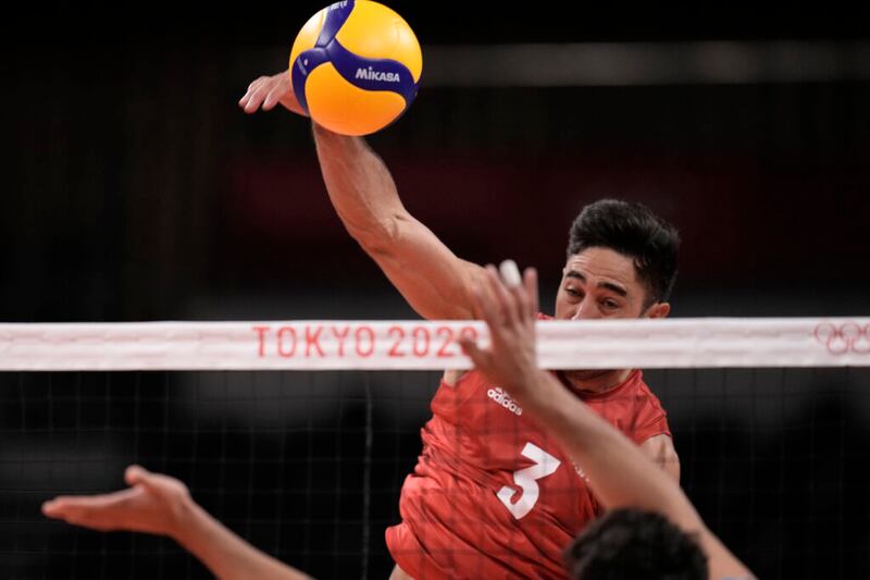 Taylor Sander, de Estados Unidos, remata un balón durante un partido del grupo B de la ronda preliminar de voleibol masculino contra Argentina, en los Juegos Olímpicos de Verano 2020, la madrugada del lunes, 2 de agosto de 2021 en Tokio, Japón.