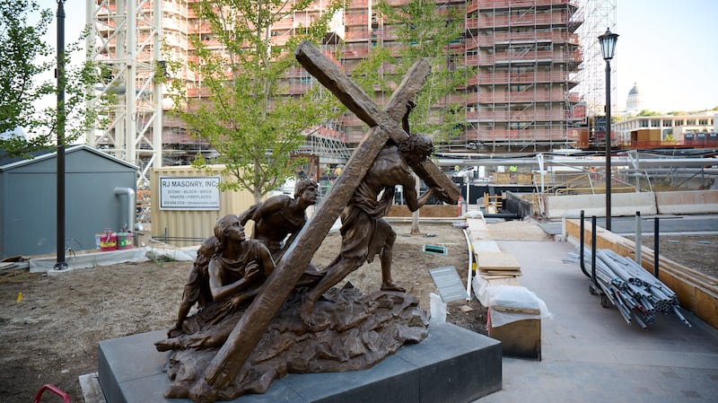 La estatua "Jesucristo llevando la cruz", creada por Michael Hall, se encuentra recién instalada al sur del Templo de Salt Lake el miércoles, 17 de septiembre de 2025.