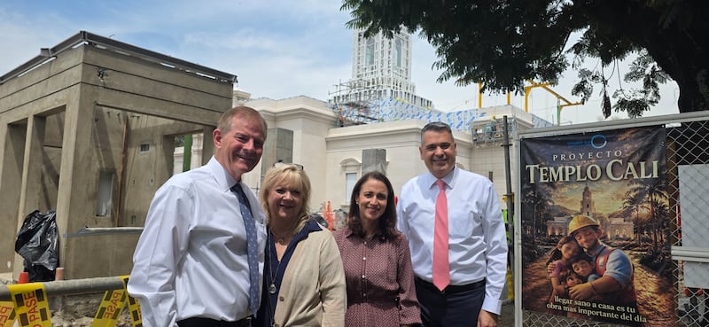 El élder Gary E. Stevenson del Cuórum de los Doce Apóstoles y su esposa, hermana Lesa Stevenson, a la izquierda, se unen al élder Juan Pablo Villar, una Setenta Autoridad General, y su esposa, hermana Carola Villar, fuera del Templo de Cali Colombia en construcción el lunes 24 de agosto de 2026. Se colocó la primera piedra del templo en marzo de 2025.
