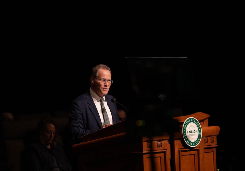 El élder Edward B. Rowe, Setenta Autoridad General, se dirige a los estudiantes del Ensign College durante el devocional en el teatro del Centro de Conferencias en Salt Lake City, Utah, 20 de enero de 2026.