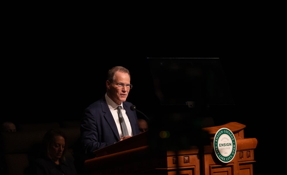 El élder Edward B. Rowe, Setenta Autoridad General, se dirige a los estudiantes del Ensign College durante el devocional en el teatro del Centro de Conferencias en Salt Lake City, 20 de enero de 2026.