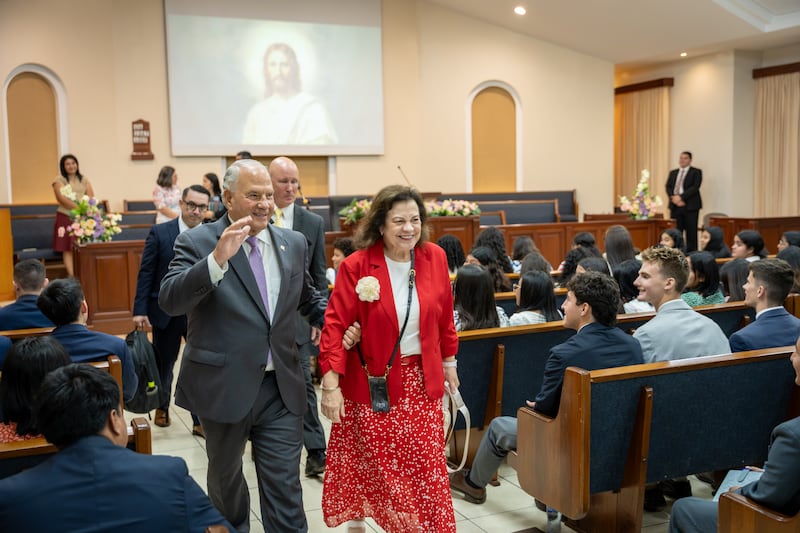 El élder Ronald A. Rasband del Cuórum de los Doce Apóstoles y su esposa, la hermana Melanie Rasband, saludan a los misioneros después de una devocional en Managua, Nicaragua, el viernes 16 de octubre de 2026.