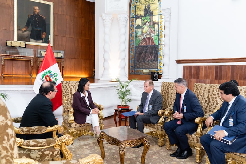 El élder Gary E. Stevenson del Cuórum de los Doce Apóstoles de La Iglesia de Jesucristo de los Santos de los Últimos Días habla con la presidenta del Perú Keiko Fujimori Higuchi, como parte de un ministerio en el país sudamericano el jueves 27 de agosto de 2026, en el Palacio de Gobierno en Lima, Perú. El élder Stevenson fue acompañado por el élder Juan Pablo Villar, una Setenta Autoridad General y presidente del Área Sudamérica Noroeste, y Guillermo Estrugo, director de comunicaciones y publicaciones del área.