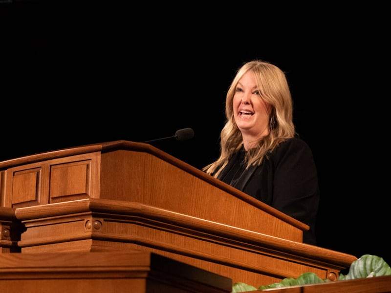 Kristie Lords, directora general de bienestar estudiantil de BYU-Idaho, habla durante el devocional de BYU-Idaho el 19 de abril de 2022.