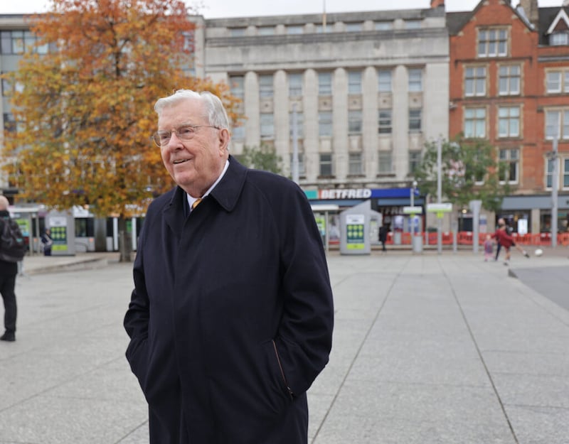 El presidente M. Russell Ballard, de La Iglesia de Jesucristo de los Santos de los Últimos Días, se encuentra en Old Market Square en Nottingham, Inglaterra, el jueves, 28 de octubre de 2021, en el lugar donde predicó cuando era un joven misionero en 1949.