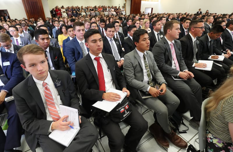 Los misioneros prestan atención durante una reunión con el presidente Russell M. Nelson, de La Iglesia de Jesucristo de los Santos de los Últimos Días, y el élder Gary E. Stevenson, del Cuórum de los Doce Apóstoles, en Lima, Perú, el 20 de octubre de 2018.