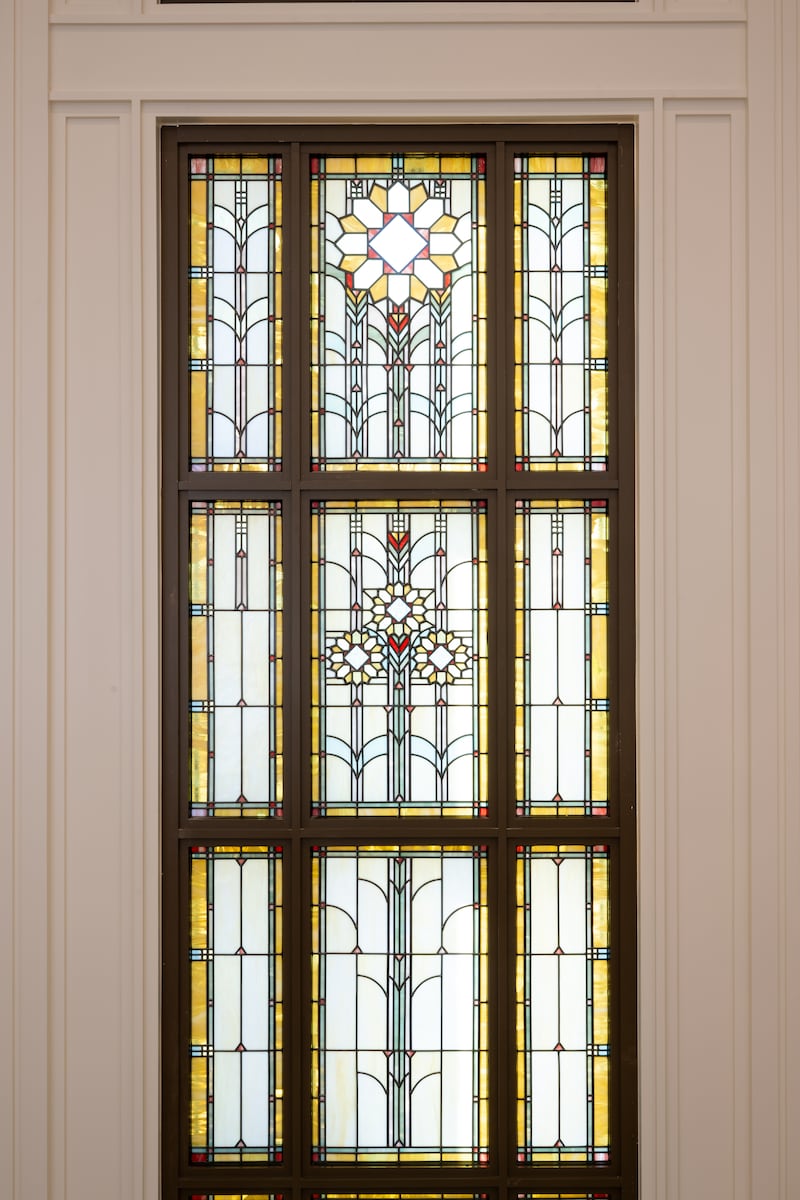 El diseño del girasol, la flor estatal de Kansas, se muestra en vidrio artístico dentro del Templo de Wichita, Kansas.