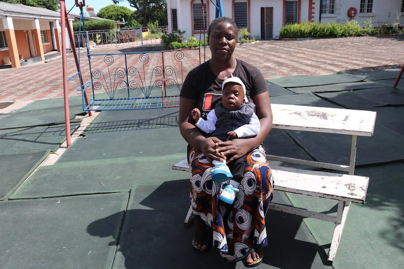 Samuel y su madre, Nasilele, cuyos apellidos no fueron proporcionados, están sentados afuera del Hospital General Lewanika en la Provincia Occidental, Zambia. Samuel nació prematuro en diciembre de 2024.